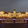 Piazza Unità d’Italia illuminata e con addobbi natalizi