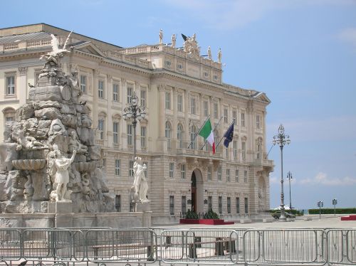 Piazza Unità d’Italia – Fontana dei Quattro Continenti 