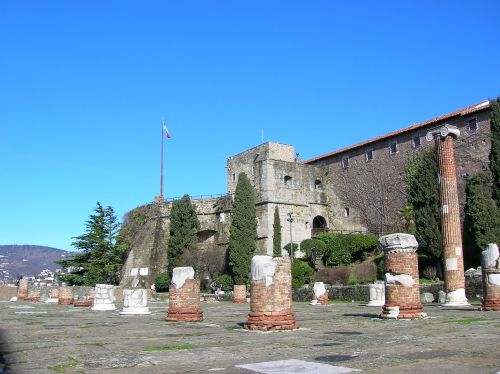 Castello di San Giusto e resti Foro romano